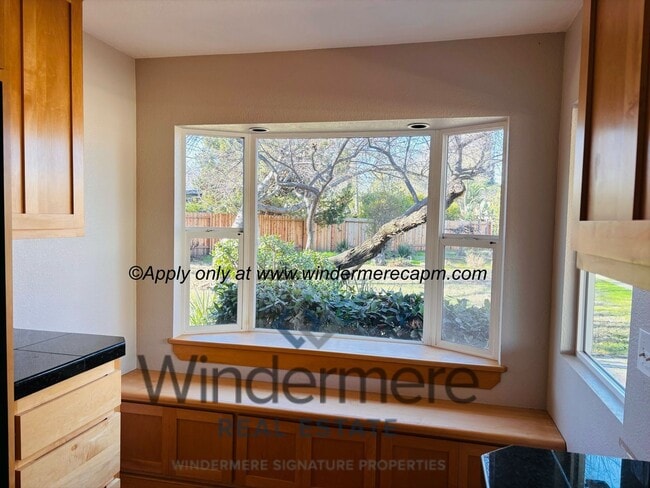 Building Photo - Charming 2 bedroom with HUGE yard in beaut...