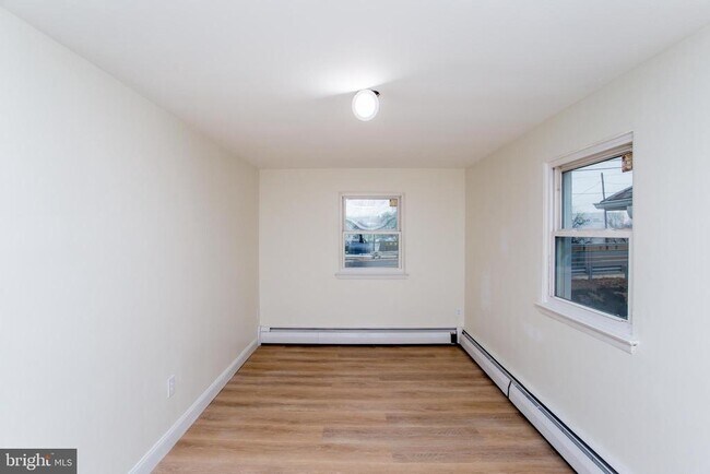 Building Photo - 857 Street Rd