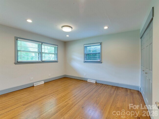 Building Photo - 3921 Sheffield Dr