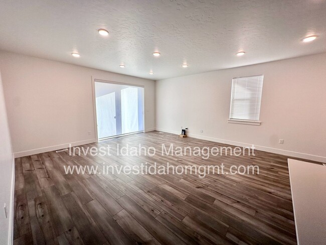 Building Photo - RENT SPECIAL! FIRST FULL MONTH OF RENT FRE...