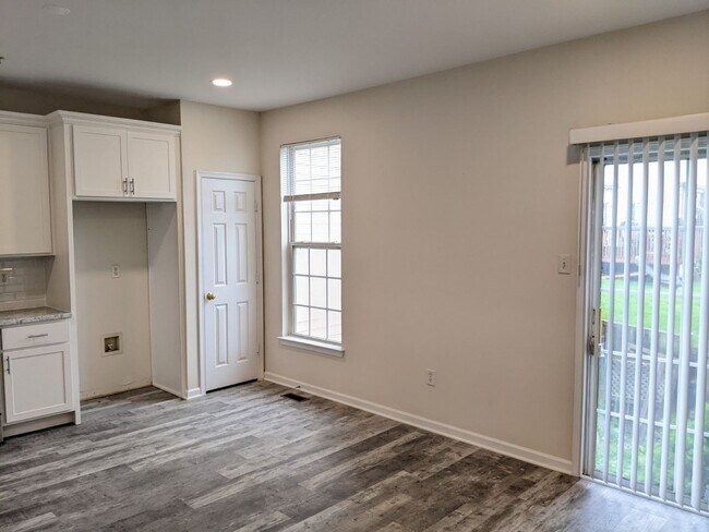 Building Photo - Completely Renovated Townhouse in convenie...