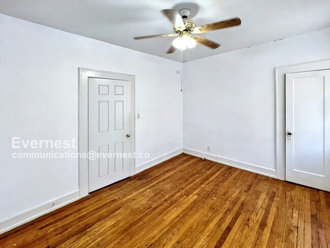 Building Photo - 904 3rd St W