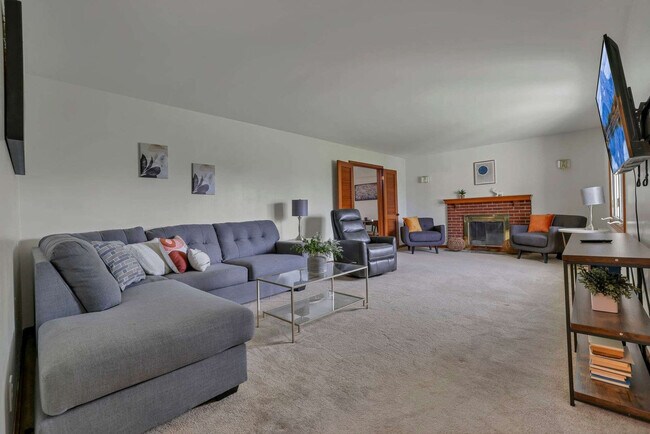 Building Photo - 3695 Montclair Dr