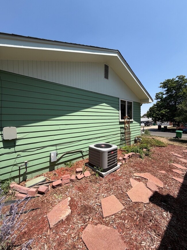 Building Photo - 2835 Eaton St