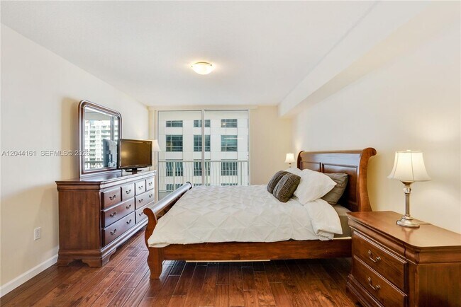 Building Photo - 1200 Brickell Bay Dr