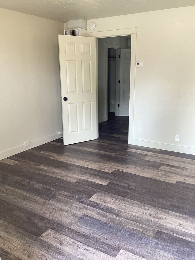 Building Photo - Newly Remodeled Single Level Apartment in Lebanon Oregon!