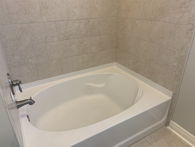 Building Photo - 3 Bed, 2 Bath Home w/ 1 Car Garage and Fen...