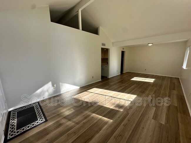 Building Photo - 10020 Larwin Ave