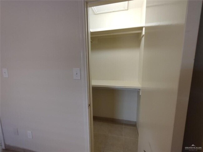 Building Photo - 15 Tulip Ave
