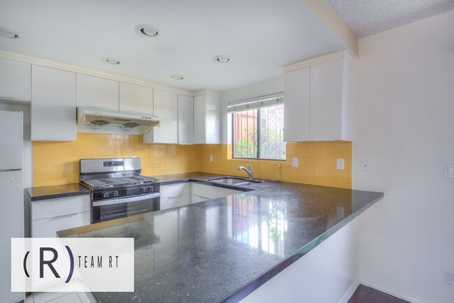 Building Photo - Gorgeous townhouse in a quiet 6-unit gated complex