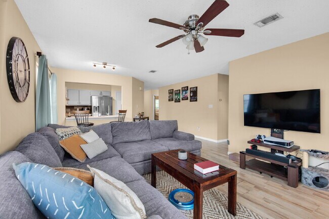 Building Photo - "Charming 3-Bed, 2-Bath Home in Mary Esthe...