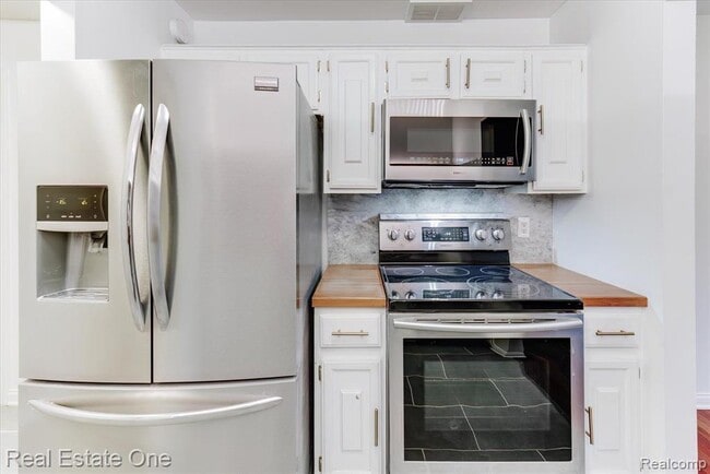 Building Photo - 1631 S Hill Blvd