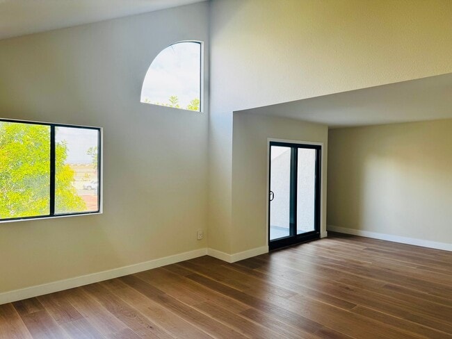 Building Photo - Remodelled 3/3 Townhome For Rent in Huntin...