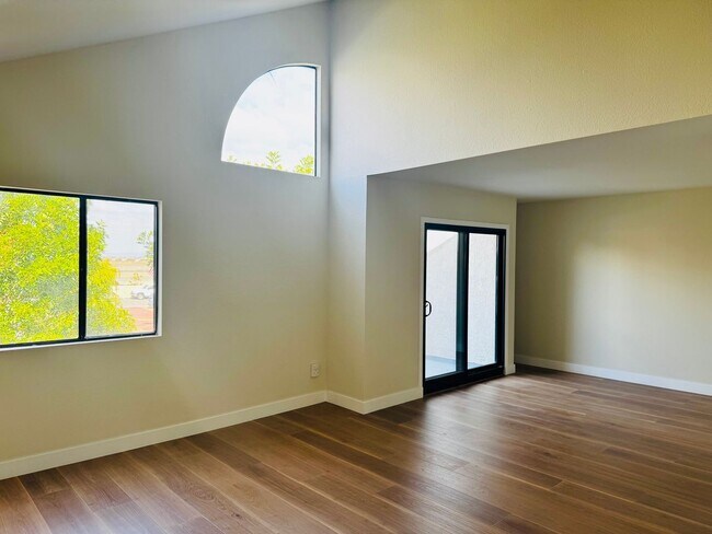 Building Photo - Remodelled 3/3 Townhome For Rent in Huntington Harbor!