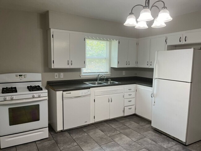 Building Photo - Super Cute 2 Bed 1 Bath House!