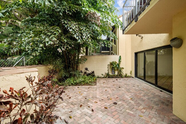 Building Photo - 19 Vía Lago