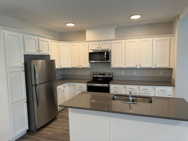 Building Photo - New 4 Bed / 2.5 Bath Duplex!