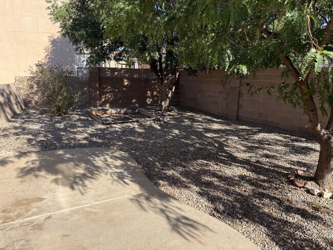Building Photo - 4 Br, 2.5 Bath, loft upstairs, landscaped ...