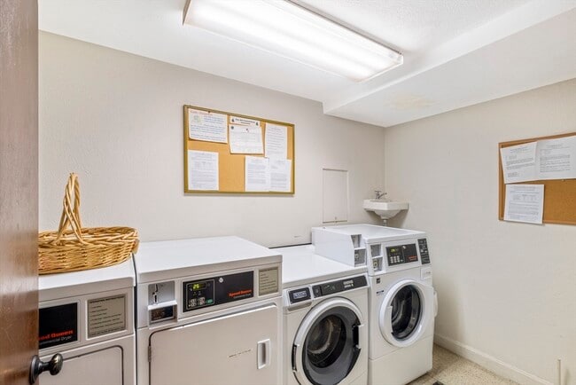 Building Photo - 205 Great Rd