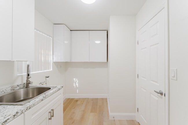 Building Photo - 665 Jeffery St