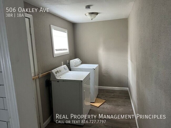 Building Photo - 506 S Oakley Ave