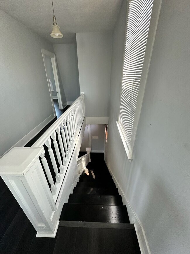 Building Photo - Charming home for rent in Hanford