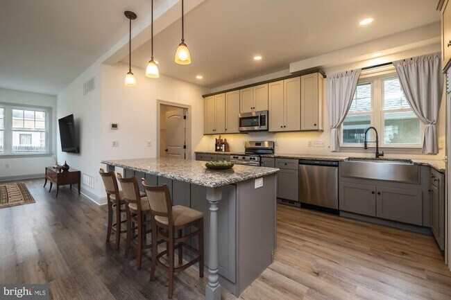 Building Photo - 411 James St