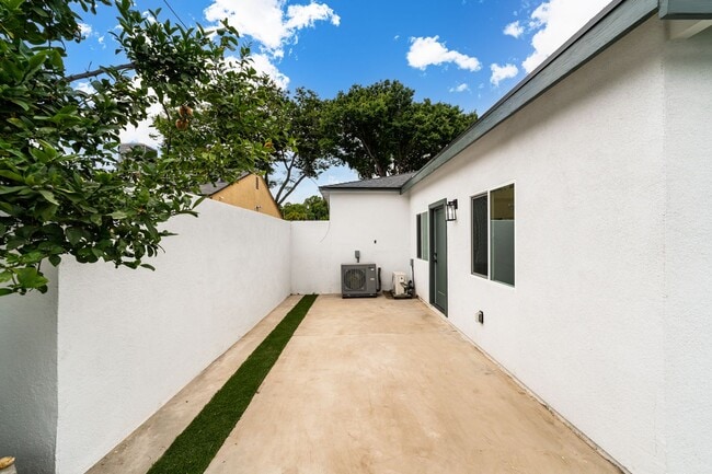 Building Photo - 7020 Schroll St