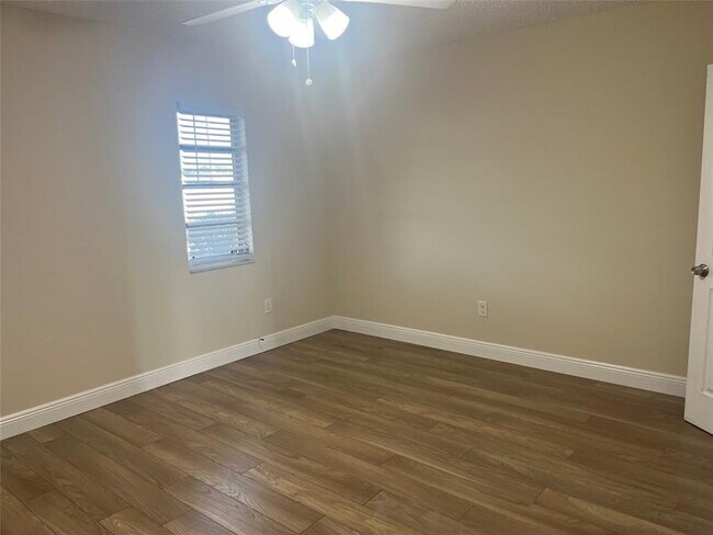 Building Photo - 5507 SW 24th Ave