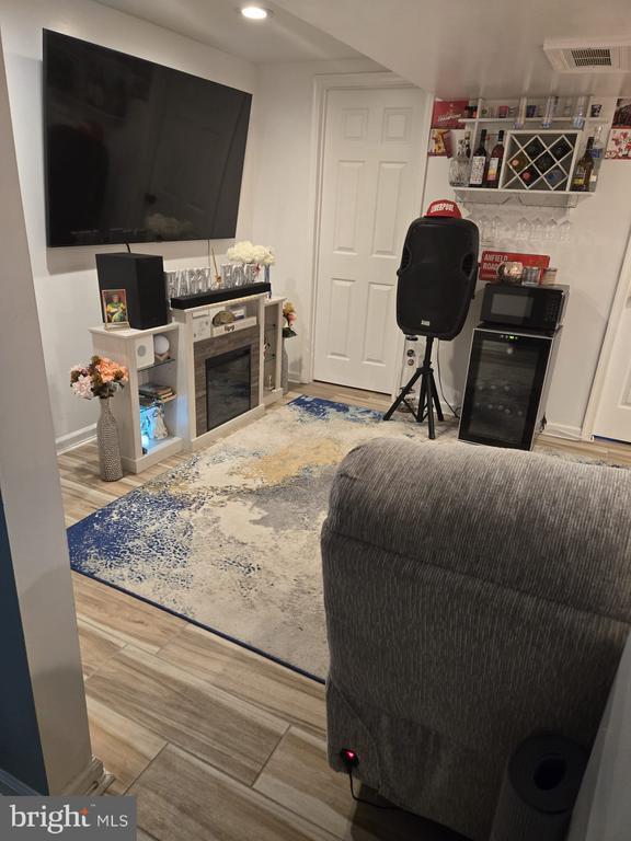 Building Photo - 9323 Alcona St