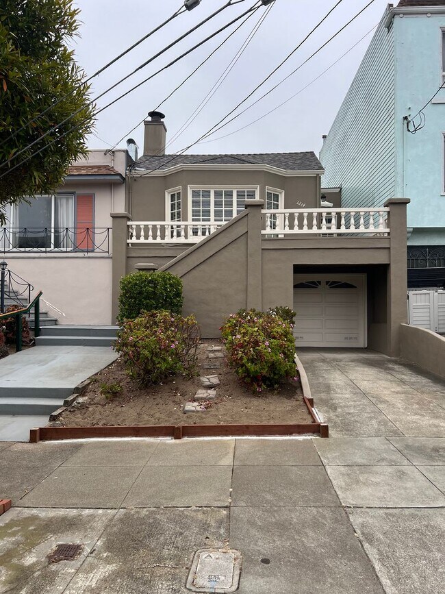 Building Photo - Charming Outer Sunset 2 BDRM WITH SUNROOM Home Just Steps from Ocean Beach!