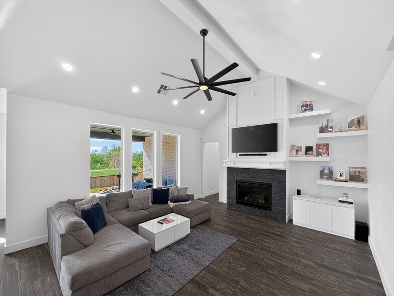 Building Photo - 16001 Aparados Wy