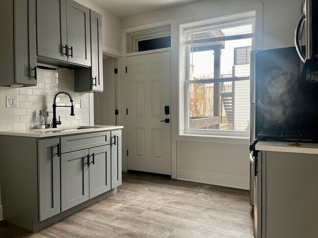 Building Photo - 5315 N Damen Ave