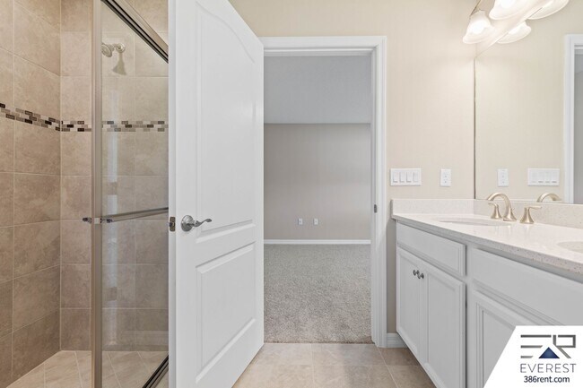 Building Photo - FULLY FENCED, LIKE NEW 4/3/2 ON A QUIET CUL-DE-SAC