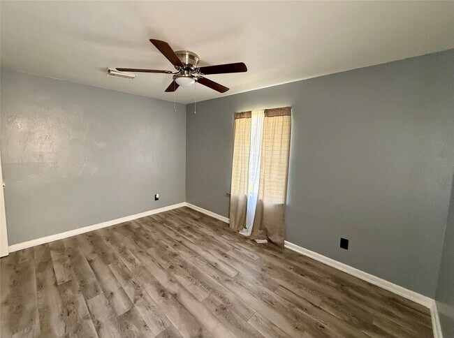 Building Photo - 411 Elaine St