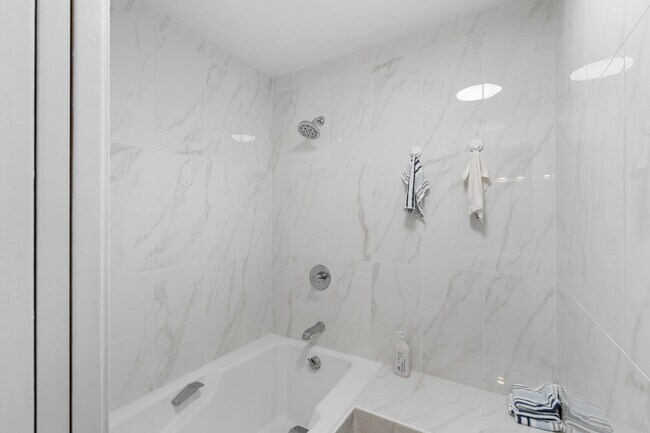 Building Photo - 549 N Tomahawk Island Dr