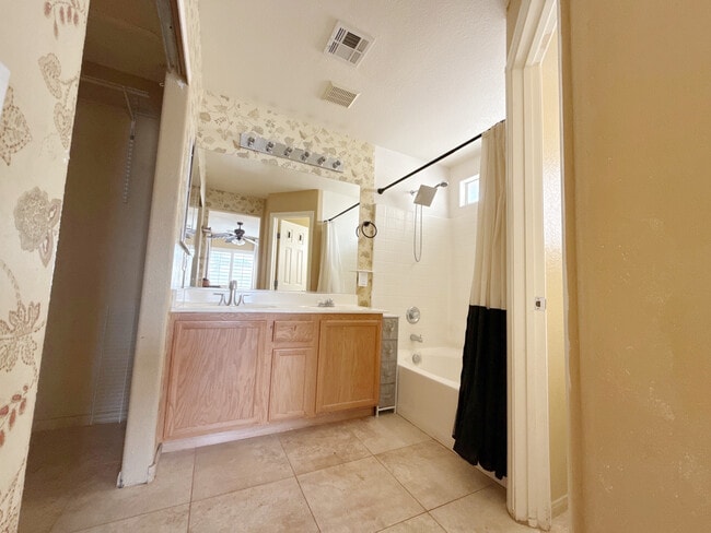 Building Photo - 824 Blushing Rose Pl