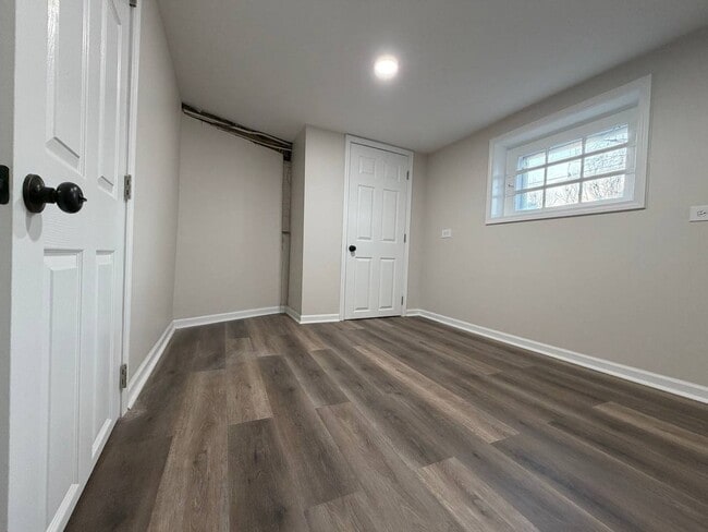 Building Photo - Spacious 5BR/2BA Home with Basement & Off-Street Parking