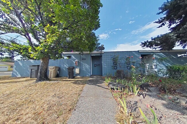 Building Photo - 1 Bedroom Duplex ~ Close to 9th St ~ Small...