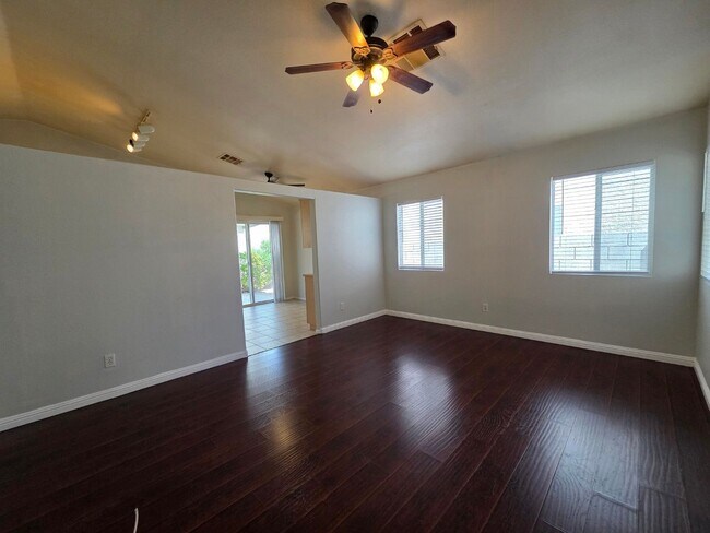 Building Photo - Cozy 3 Bedroom Single Story Home with a Den