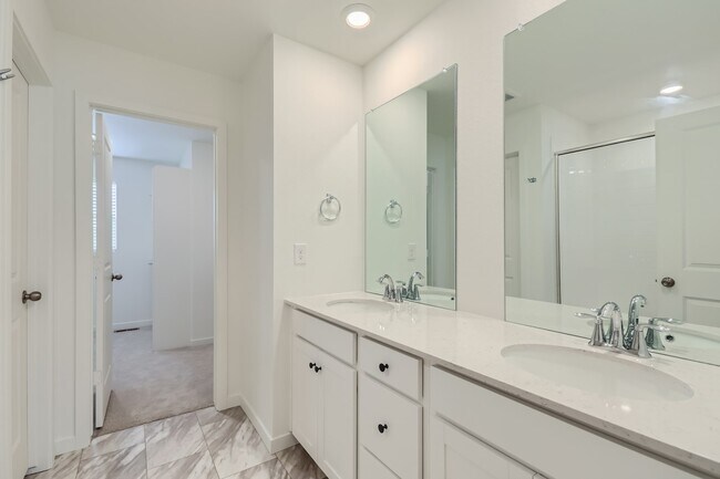 Building Photo - 637 Thistle Pl
