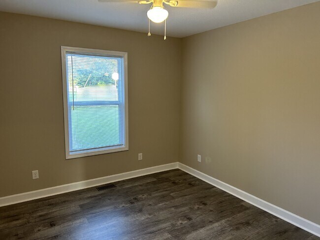 Building Photo - "Charming 2-Bedroom Retreat with 2 Full Baths in Cookeville – Spacious 1082 Sq Ft Living!"