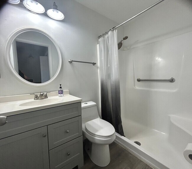 Building Photo - 2/2 Beautifully Remodeled, Furnished, With...