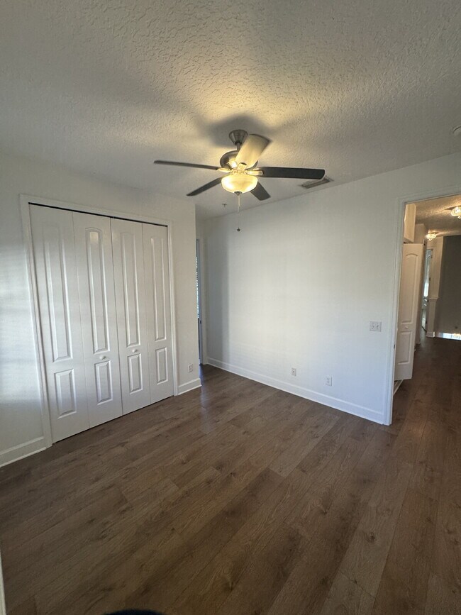 Building Photo - "Spacious 3-Bed Townhouse Retreat in Tampa's Heart - Modern Comforts Await!"