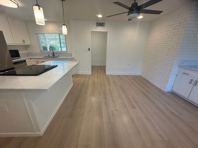 Building Photo - 9101 Rosewood Dr