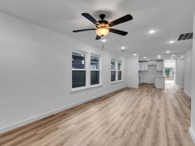 Building Photo - ? 3 Bed / 2.5 Bath Duplex – Spacious & Move-In Ready! ?