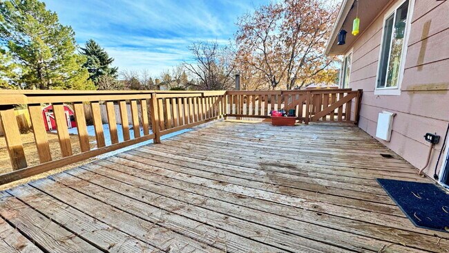 Building Photo - Large Deck & Fenced Backyard in this Lovely 3 Bed 2 Bath 2 Garage Home in Stone Ridge Park!!