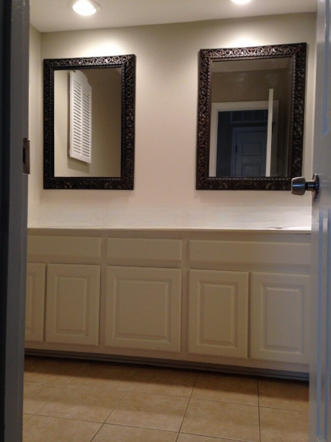 Building Photo - Beautiful Spacious Germantown Home!
