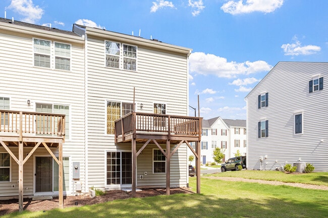 Building Photo - 915 Romeria Dr