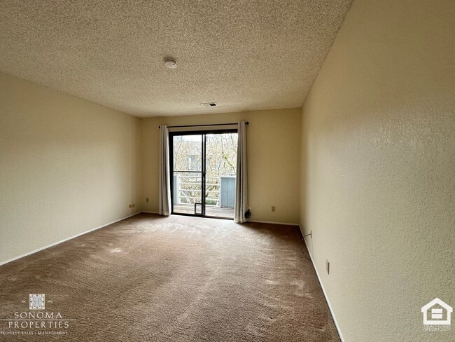 Building Photo - Charming 2 Bedroom Townhouse – Prime Location, Available Now!